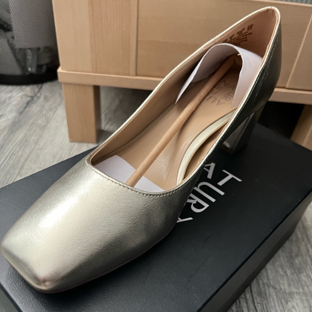 Naturalizer Gold Heels, Brand New in box